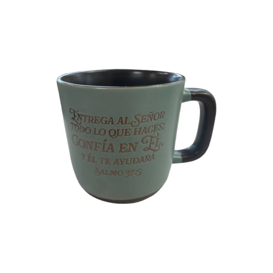 Taza de cerámica verde con asa negra y texto de Salmo 37:5 en letras marrones