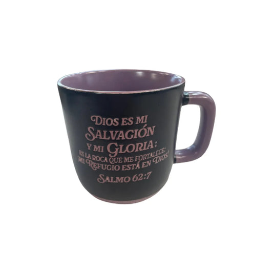 Taza negra y morada con el versículo Salmo 62:7 en texto rosa