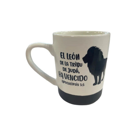 Taza de cerámica crema y negro con silueta de león y versículo de Apocalipsis 5:5