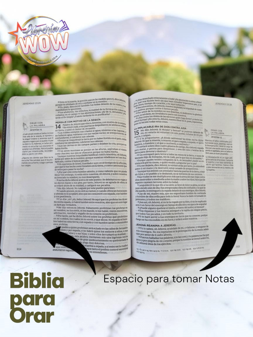 Libreria Wow Biblia para Orar abierta mostrando texto Reina Valera 60 con secciones de oracion y espacio para notas