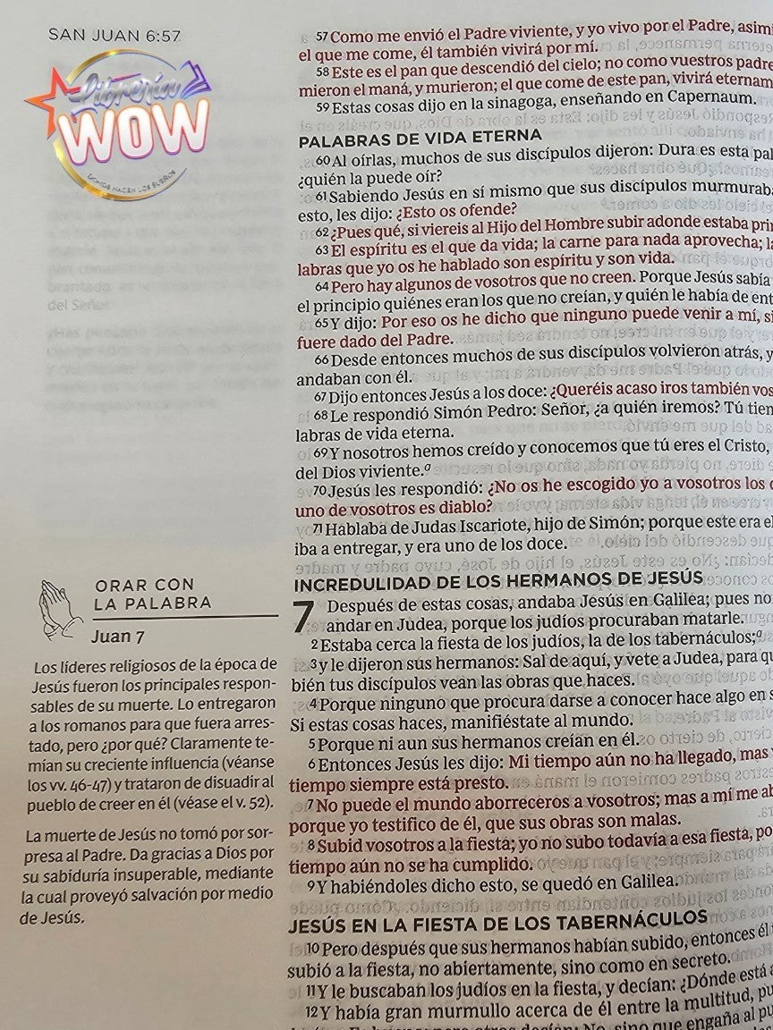 Pagina interior de la Biblia Para Orar de Libreria Wow mostrando el texto de Juan 7 con notas de estudio