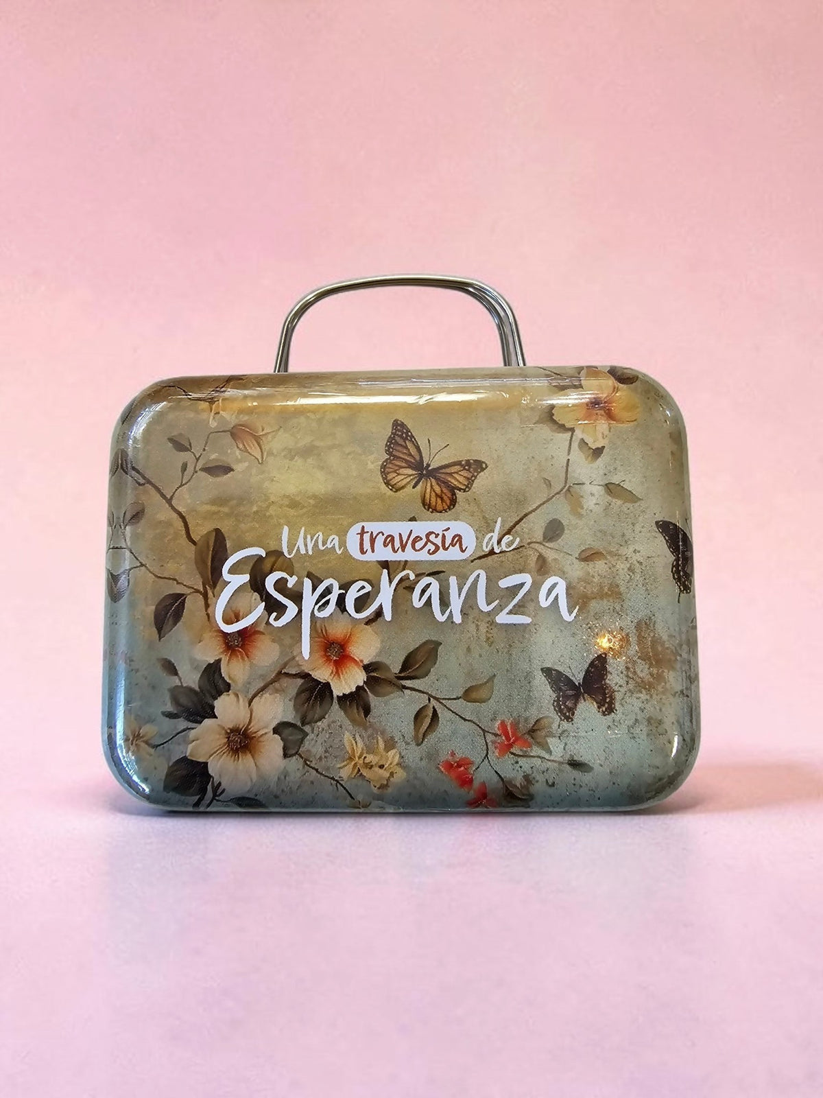 Caja metálica decorativa Libreria Wow con diseño vintage de flores, mariposas y la frase Una travesía de Esperanza.