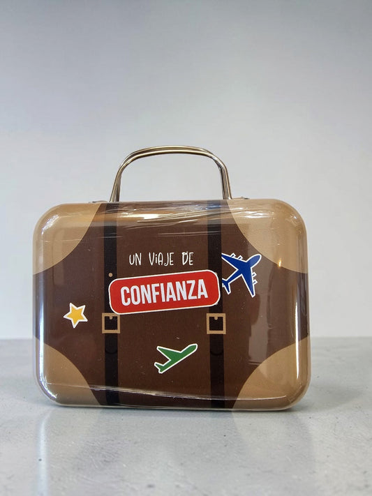 Caja metálica decorativa Libreria Wow con diseño de maleta vintage, tonos tierra, aviones y frase de viaje.