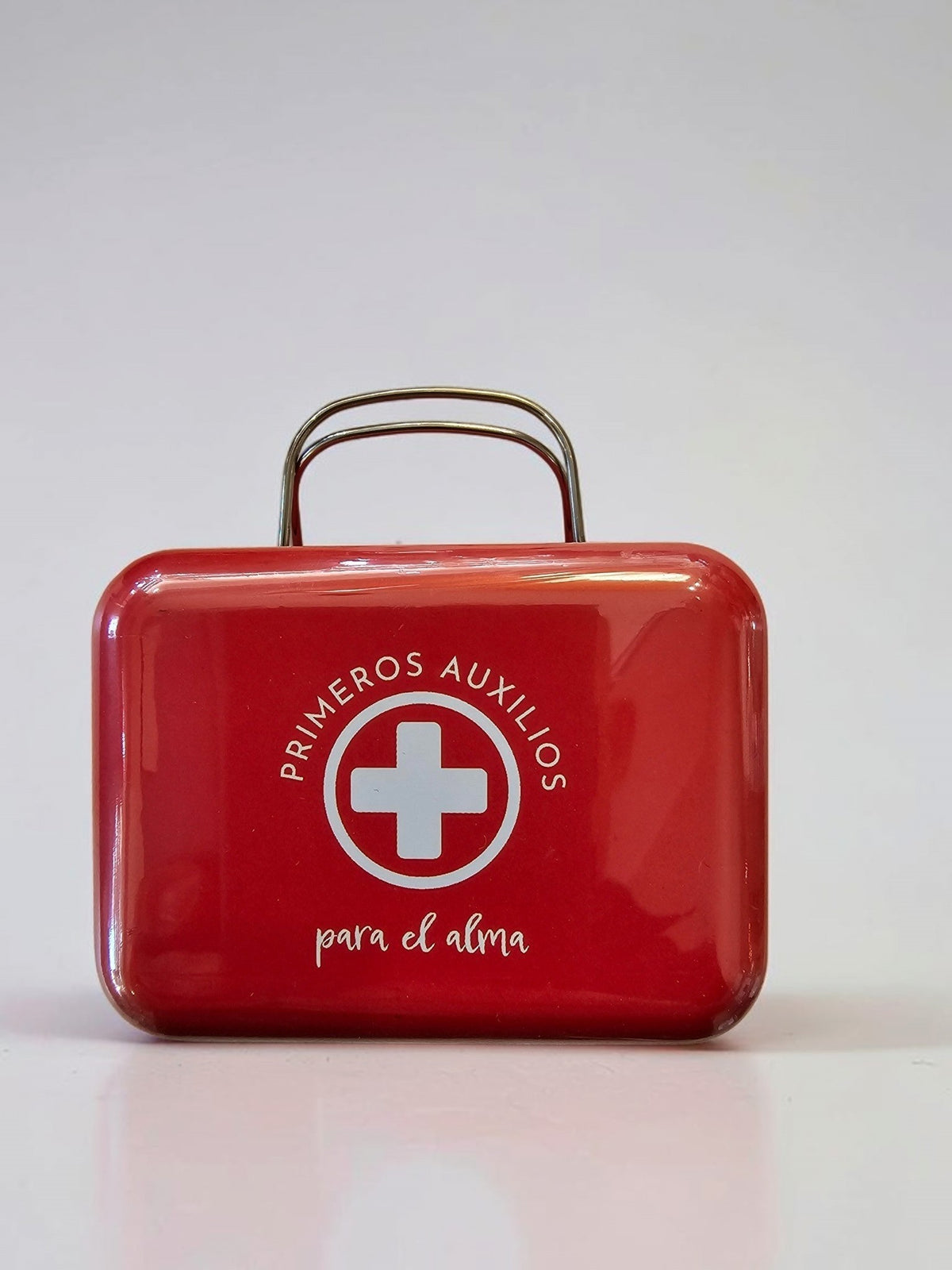 Caja metálica roja Libreria Wow con asa y texto Primeros auxilios para el alma, estilo retro para organizar objetos.