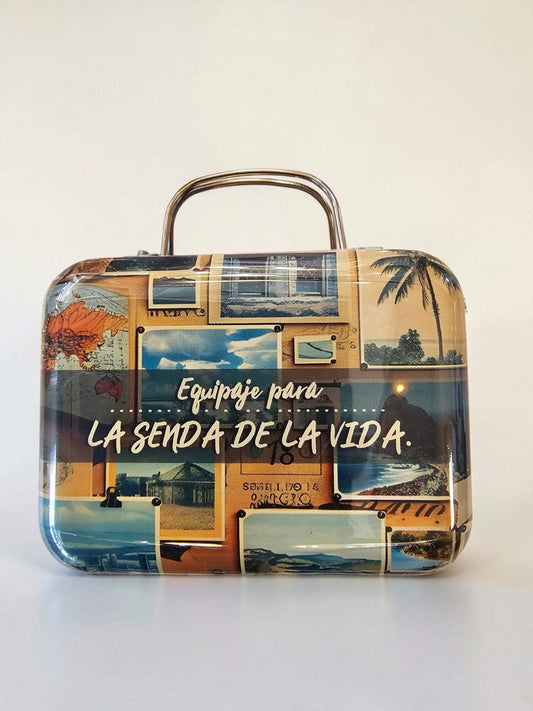 Caja metálica decorativa Libreria Wow tipo maleta vintage con diseño de collage de viajes y frase inspiradora
