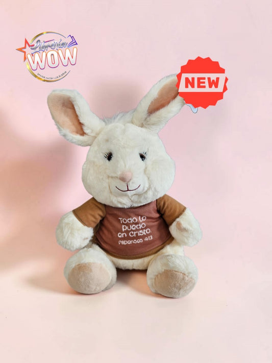 Peluche de conejo Libreria Wow color crema con camiseta café bordada con la frase bíblica Todo lo puedo en Cristo