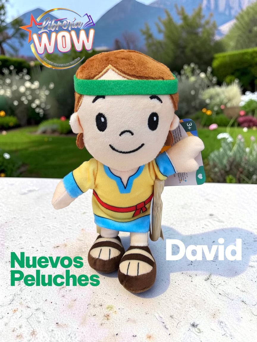 Muñeco de peluche de David de Libreria Wow con túnica amarilla, cinta verde y sandalias, ideal para niños.