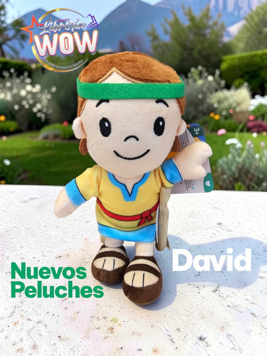 Muñeco de peluche de David de Libreria Wow con túnica amarilla, cinta verde y sandalias, ideal para niños.