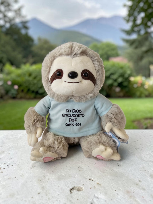 Peluche de perezoso Libreria Wow con pelaje suave color tierra y camiseta azul claro con mensaje cristiano inspirador