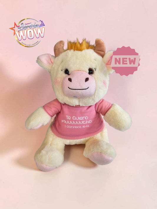 Peluche de vaquita Libreria Wow con pelaje suave, mejillas rosadas y camiseta rosa con mensaje cristiano de amor