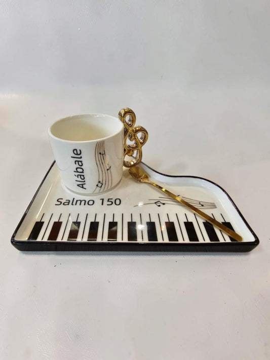 Set de taza y plato Libreria Wow de cerámica con diseño de piano, clave de sol dorada y notas musicales.