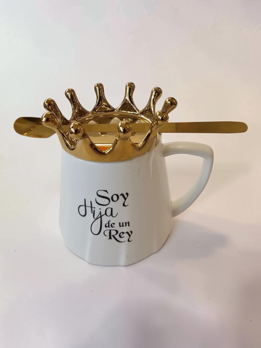Taza de cerámica blanca Libreria Wow con frase Soy hija de un Rey, tapa dorada de corona y cuchara a juego.