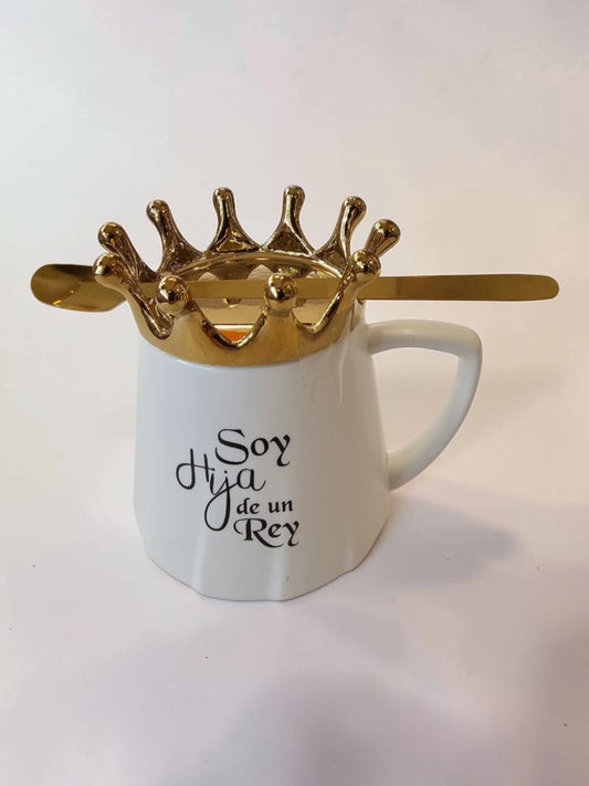Taza de cerámica blanca Libreria Wow con frase Soy hija de un Rey, tapa dorada de corona y cuchara a juego.