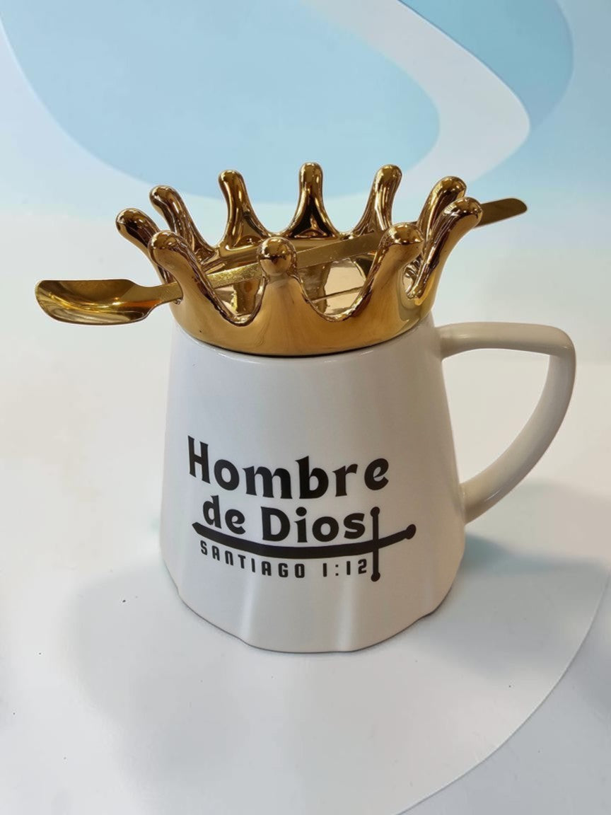 Taza de cerámica blanca Libreria Wow con frase Hombre de Dios, tapa dorada en forma de corona y cuchara a juego.